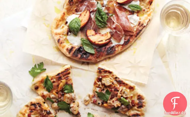 Gegrillte Pizza mit Muscheln und Speck