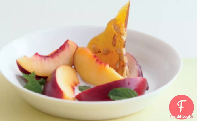Nektarinen mit Ricotta-Vanillecreme und Pinienkernen Spröde