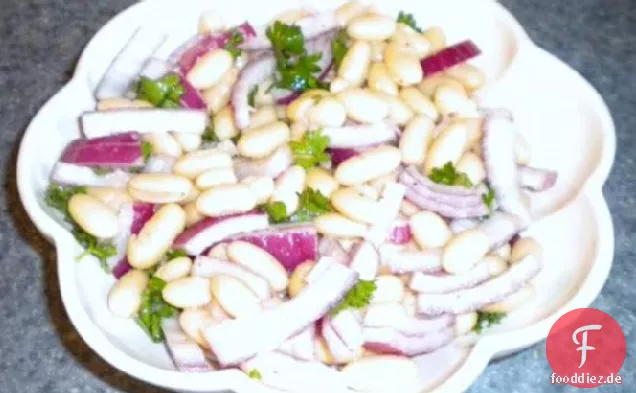 Salat aus weißen Bohnen und roten Zwiebeln