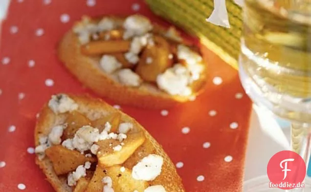 Crostini mit Pfirsichen und Blauschimmelkäse