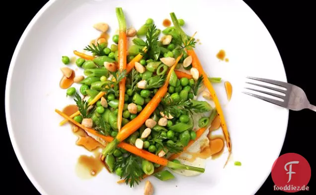 Erbsen-Karotten-Salat mit Ziegenkäse und Mandeln