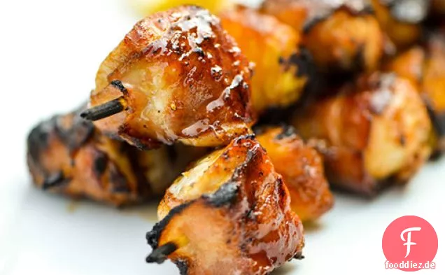 Mit Speck umwickelte Hühnerspieße mit Ananas und Teriyaki-Sauce