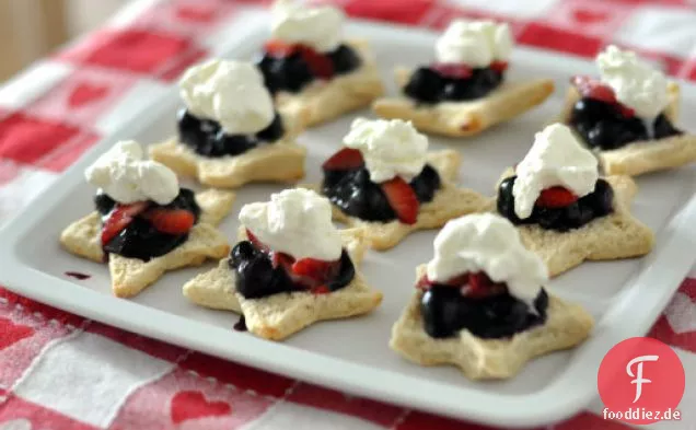 Rote, weiße und Heidelbeer-Shortcakes
