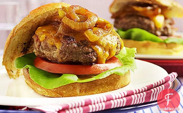 Speck-Cheddar-Burger mit karamellisierten Zwiebeln