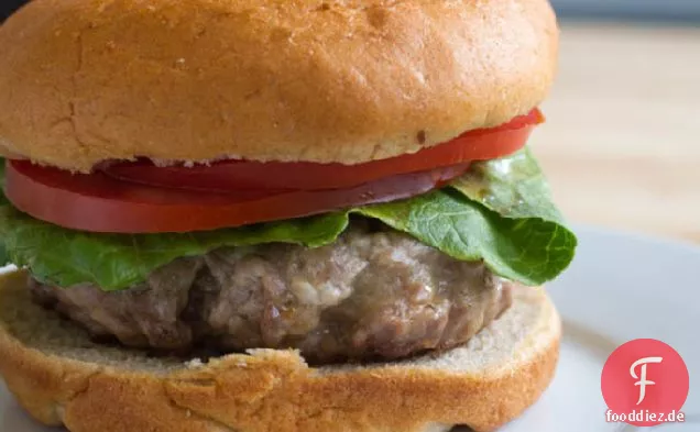 Der ultimative mit Käse gefüllte Rind- und Schweineburger