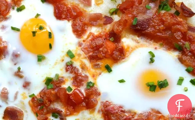 Eier gebacken auf Grütze mit Speck und Tomaten