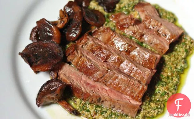 Pan-Seared Flank Steak mit Shiitake-Pilzen und Kürbiskernsauce