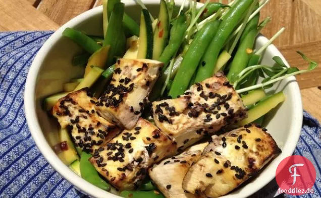 Make-Ahead würziger grüner Bohnensalat mit Sesam-Limetten-Tofu