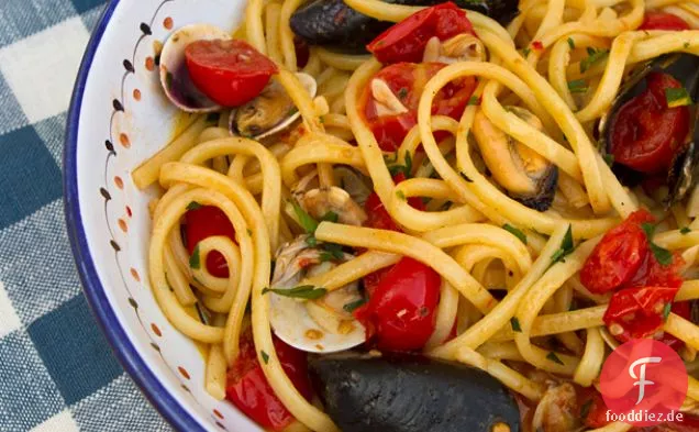 Spaghetti mit Muscheln, Muscheln und Tomaten