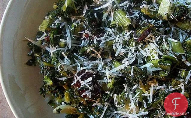 Kale W/ Knoblauch Und Preiselbeeren