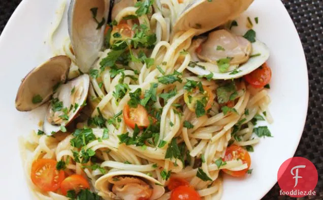 Venusmuscheln mit Linguini, Knoblauch und Tomaten