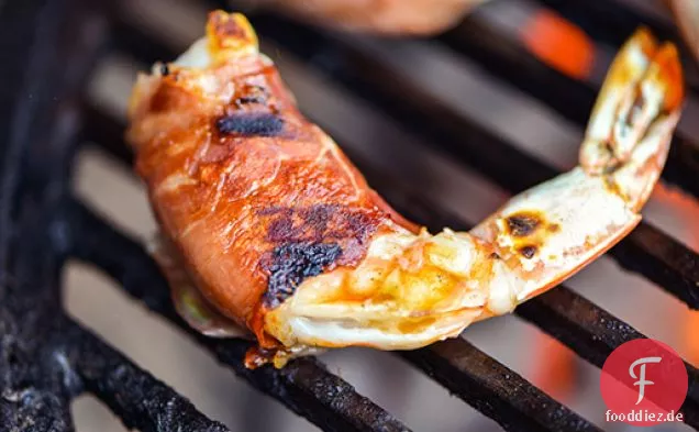 Prosciutto-Wrapped Garnelen mit Mozzarella und basilikum
