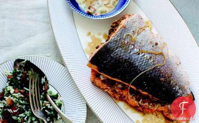 Walnuss-Kräuter-gefüllter Lachs mit würziger Tahinisauce