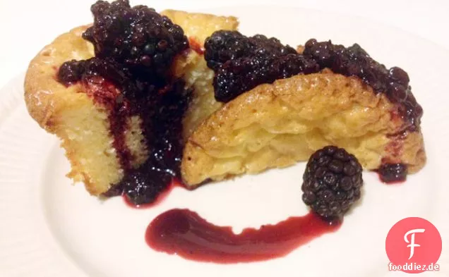 Weiße Schokolade Cakelets mit Blackberry Cabernet Gastrique