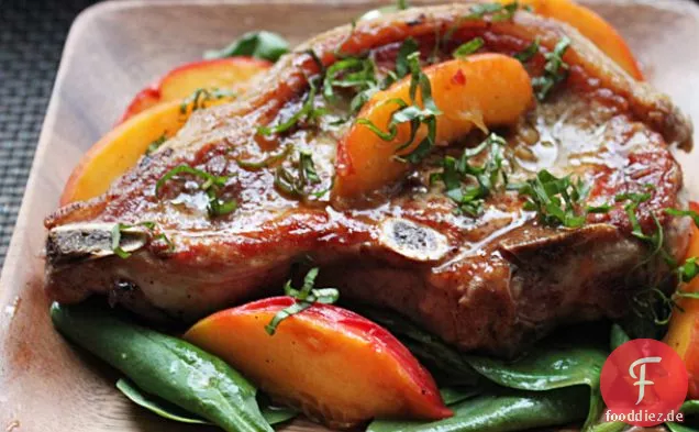 Schweinekoteletts mit frischen Pfirsichen und Basilikum
