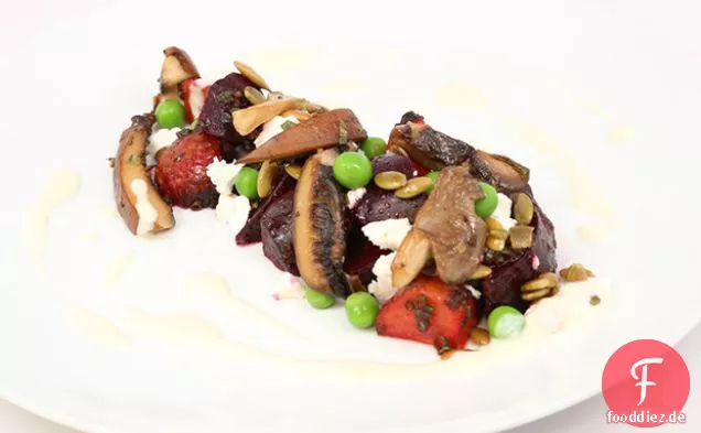 Wildpilz, geröstete Rüben und Ziegenkäsesalat mit Zwiebelpüree