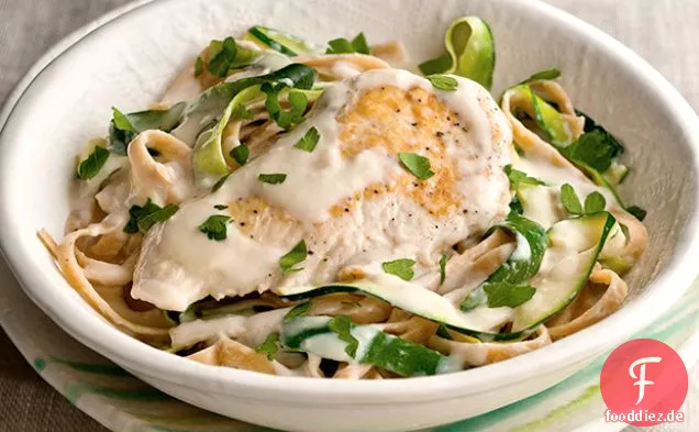 Huhn Alfredo mit Zucchinibändern
