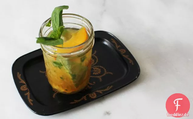 Tomaten-Gin-Cobbler mit Pfirsichen und basilikum