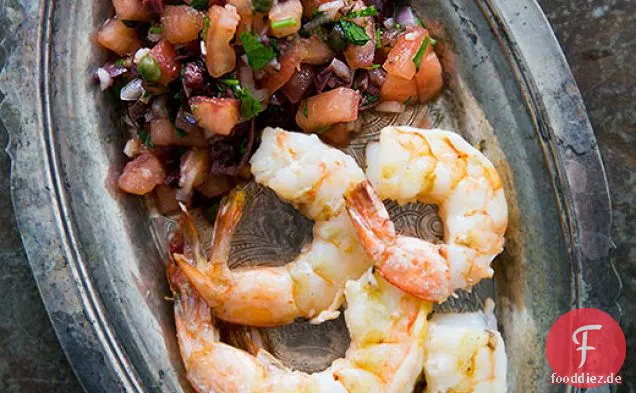 Gegrillte Garnelen mit Tomaten-Oliven-Salsa