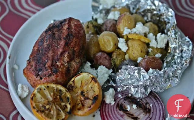 Gegrillter griechischer Hackbraten mit Kräuterkartoffeln und gegrillter Zitrone