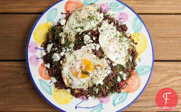 Rüben-Linsen-Salat mit Feta und Spiegeleiern