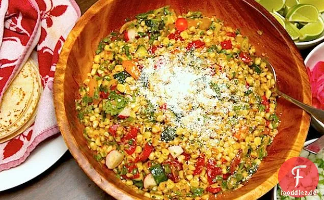Verkohlter Mais-Kirschtomatensalat mit Zucchini und Radieschen