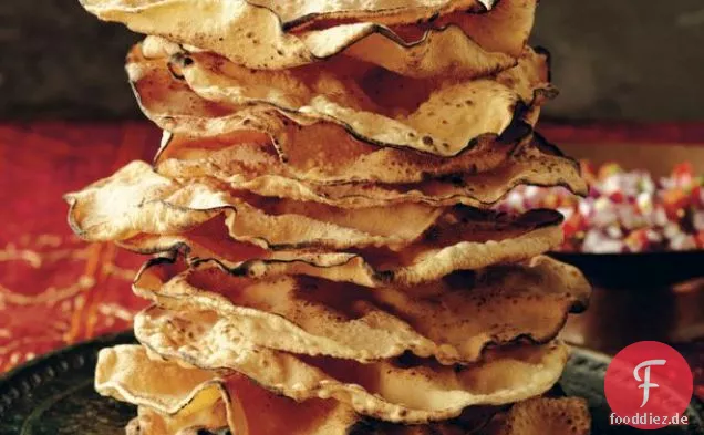 Poppadums mit Chili-gewürzten Zwiebeln und Avocado-Granatapfel-Dip aus 'Indian Cooking Unfolded