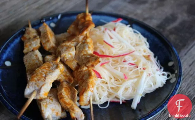 Make-Ahead Curry Schweinefleischspieße mit Fadennudeln