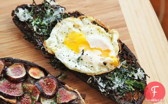 Grünkohl, Parmesan und Spiegelei Tartine