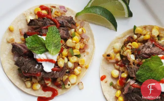 Easy Skillet Steak Tacos mit verkohltem Mais und Sriracha