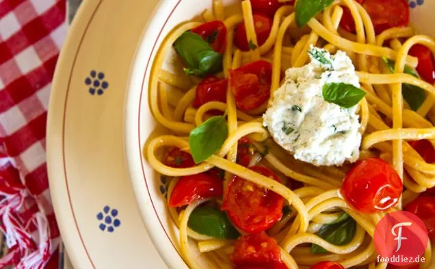 Pasta Mit Kirschtomaten und Kräuter-Ricotta