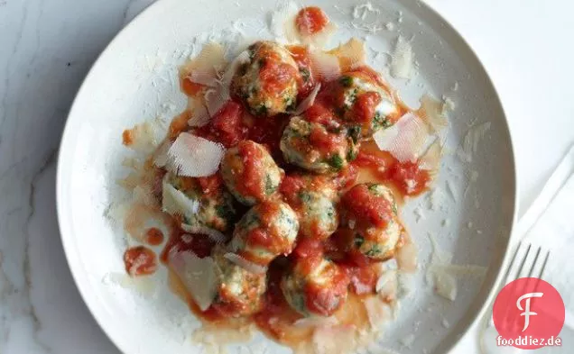 Mangold-Spinat-Ravioli Nudi in einfacher Tomatensauce aus 