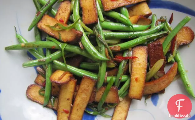 Gebratene grüne Bohnen und trockener Tofu mit fünf Gewürzen