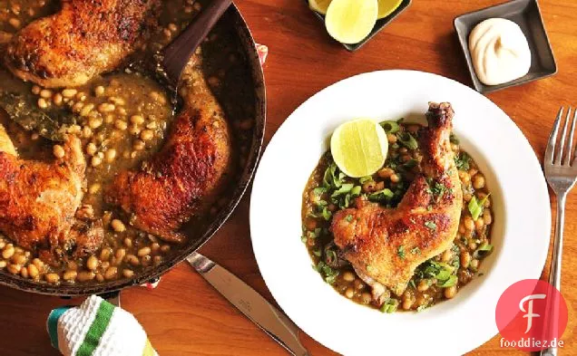 Knusprig geschmortes Huhn mit weißen Bohnen und Chile Verde