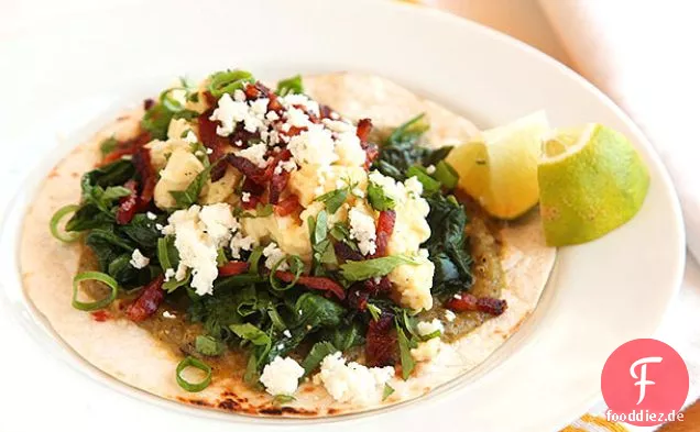 Frühstück Tacos mit Eiern, Spinat und Speck
