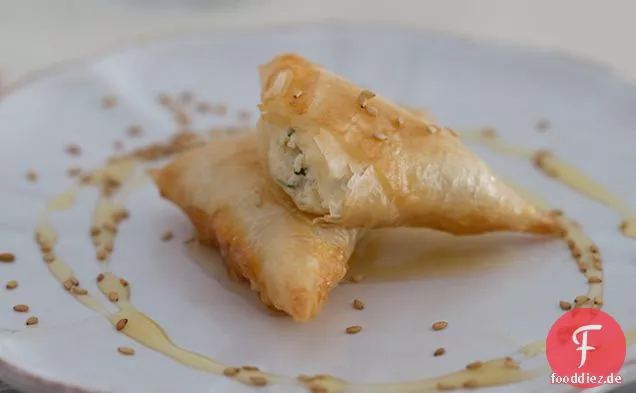 Filo-Dreiecke Gefüllt mit Frischkäse (briouats bil jben)
