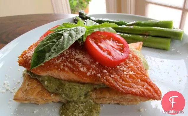 Blätterteig Lachs mit cremigem Pesto