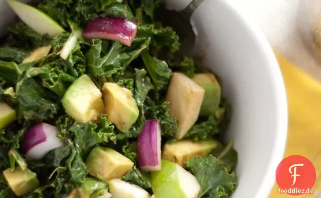 Roher Grünkohl-, Apfel- und Avocadosalat