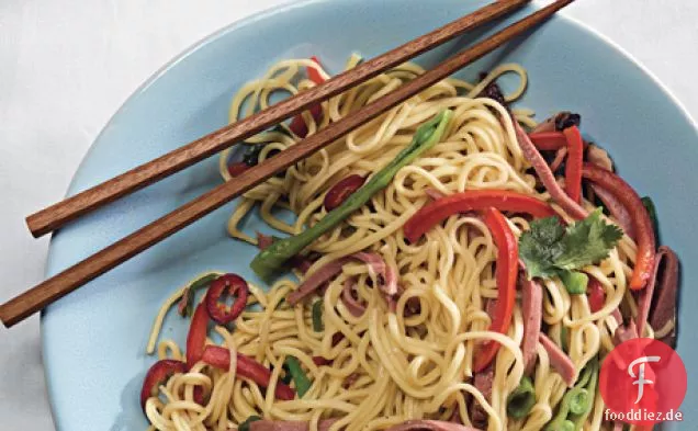 Chinesische Eiernudeln mit geräucherter Ente und Schneeerbsen