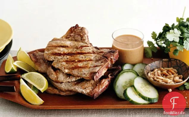 Gegrillte Schweinekoteletts mit Satésauce