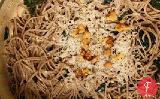 Soba-Nudeln mit Grünkohl und Walnusssauce