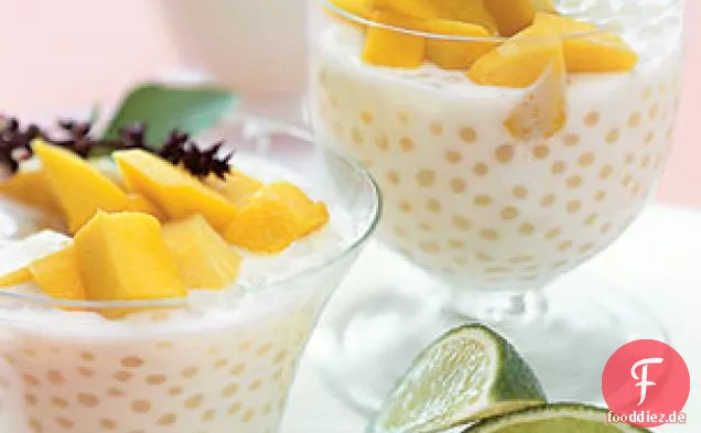 Thailändischer Kokos-Tapioka-Pudding mit Cayennepfeffer-Mango