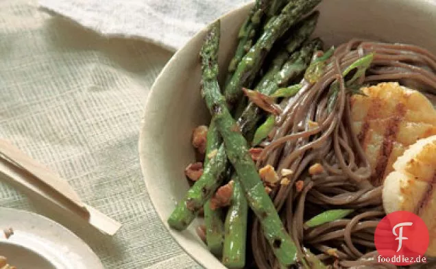 Soba mit gegrilltem Spargel und Jakobsmuscheln mit süßer Miso-Sauce