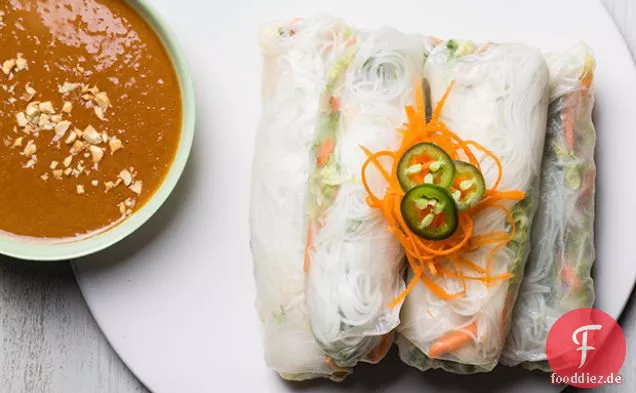 Würzige Sommerrollen mit Erdnuss-Dip-Sauce