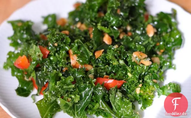 Kale Slaw mit Erdnuss-Dressing