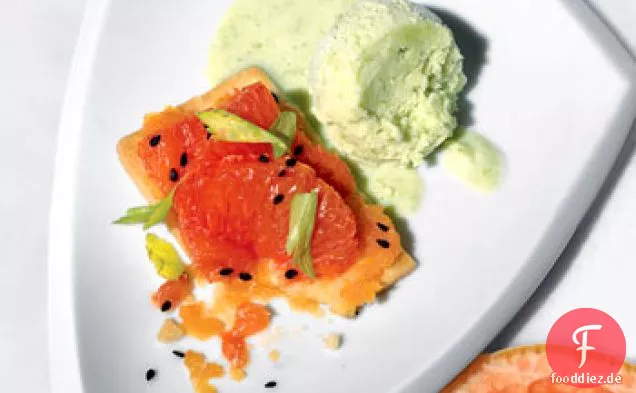 Rosa Grapefruit-Torte mit Edamame-Eis und schwarzem Sesam
