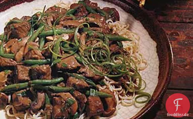 Hoisin-Geschmortes Schweinefleisch, Pilze und Grüne Bohnen auf Nudeln