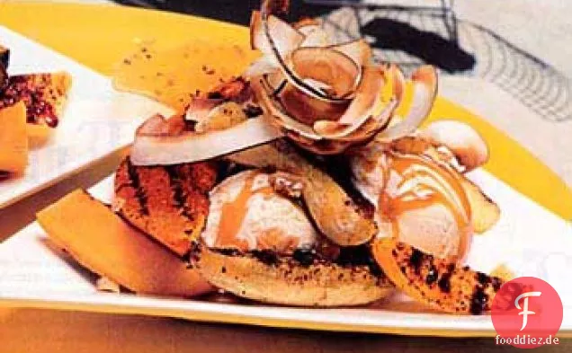 Tropische Fruchtspalten mit Rumsauce und Chile-Macadamia Spröde