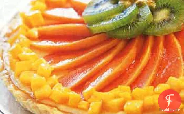 Käsekuchen-Torte mit tropischen Früchten