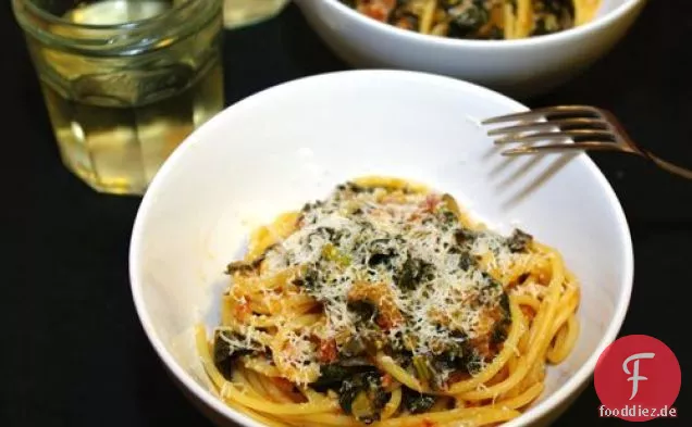 Meat Lite: Spaghetti mit Tomaten-geschmortem Grünkohl